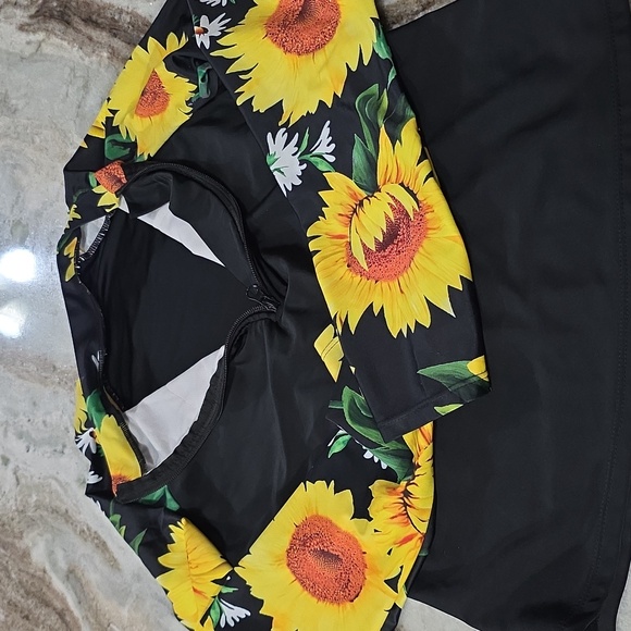 Sunflower Print Rash Guard Set - Picture 2 of 3